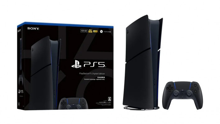 일본어 전용 문구가 적힌 PS5 미드나이트 블랙 패키지와 세워 둔 본체 및 컨트롤러