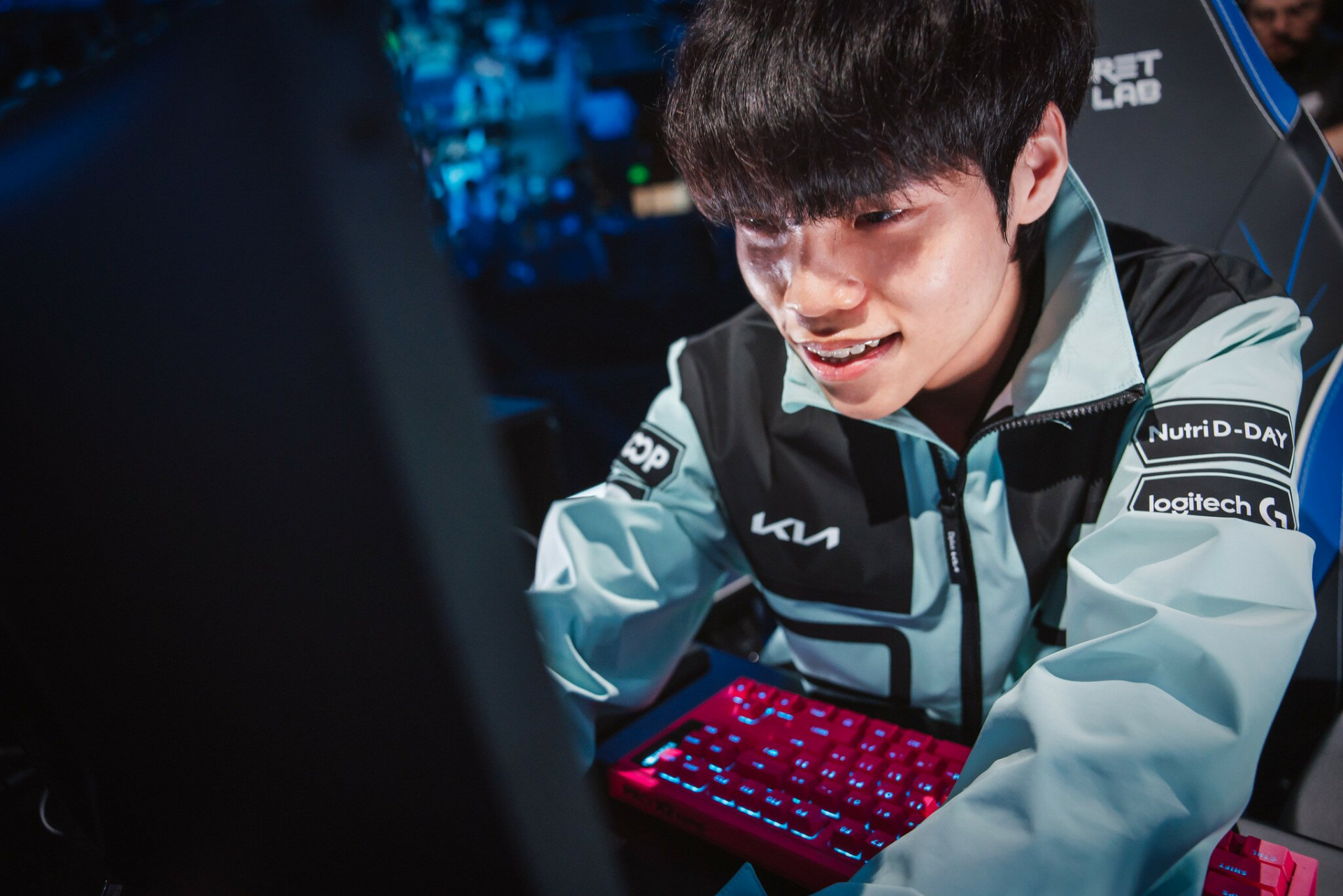 Dplus KIA le ganó a T1 con una pelea por el Elder Dragon y va 2-0 en Worlds